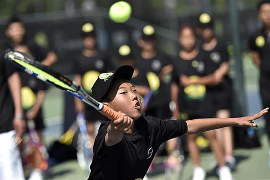 学打网球可以让孩子变得优雅和绅士